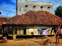 Kala Rumah Berusia 108 Tahun di Tepi Sungai Cidadap Terkapar oleh Banjir