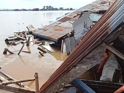 Cerita Sudirman Rumah Ditabrak Tongkang Batu Bara: Bapak Hampir Tak Selamat