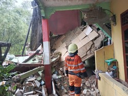 Rumah Tiga Lantai di Bogor Ambruk hingga Tutup Jalan Akibat Hujan Deras