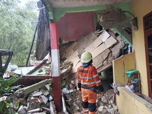 Rumah Tiga Lantai di Bogor Ambruk hingga Tutup Jalan Akibat Hujan Deras Rumah Tiga Lantai di Bogor Ambruk hingga Tutup Jalan Akibat Hujan Deras