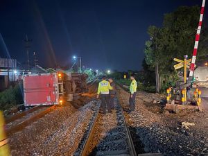 Sopir Ngantuk, Truk Muat Makanan Beku Terguling di Perlintasan KA Lamongan