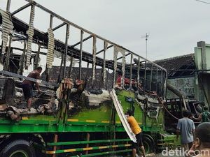 Truk Tronton Ludes Terbakar Usai Hantam Pikap-Motor Parkir di Batang Truk Tronton Ludes Terbakar Usai Hantam Pikap-Motor Parkir di Batang