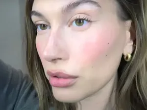 Tutorial Makeup Terbaru Hailey Bieber, Pakai Skin Tint Rp 800 Ribuan Tutorial Makeup Terbaru Hailey Bieber, Pakai Skin Tint Rp 800 Ribuan