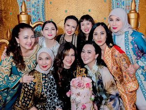 7 Foto Perayaan Ultah ke-51 Diana Pungky, Kumpul Bareng Geng Artis 90-an 7 Foto Perayaan Ultah ke-51 Diana Pungky, Kumpul Bareng Geng Artis 90-an
