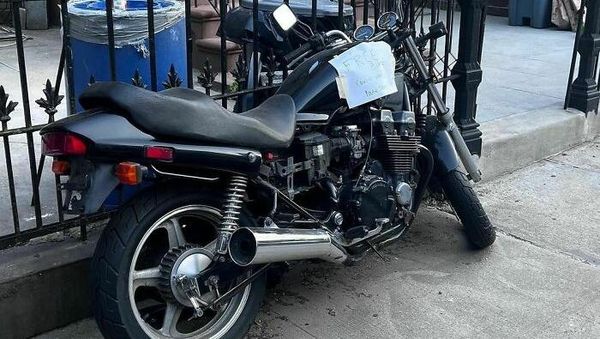 Tradisi Unik New York, Buang Barang Berharga dari Piano Sampai Motor!