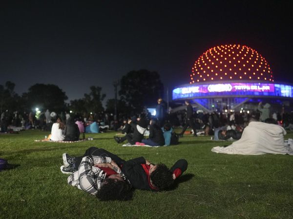 Warga Argentina Menikmati Gerhana Bulan Total di Luar Planetarium