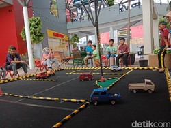 Keseruan Warga Sumedang Olah Remote Control Jelang Waktu Berbuka