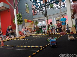 Serunya Warga Sumedang Menunggu Azan Maghrib Sambil Main Mobil Remote Control Serunya Warga Sumedang Menunggu Azan Maghrib Sambil Main Mobil Remote Control