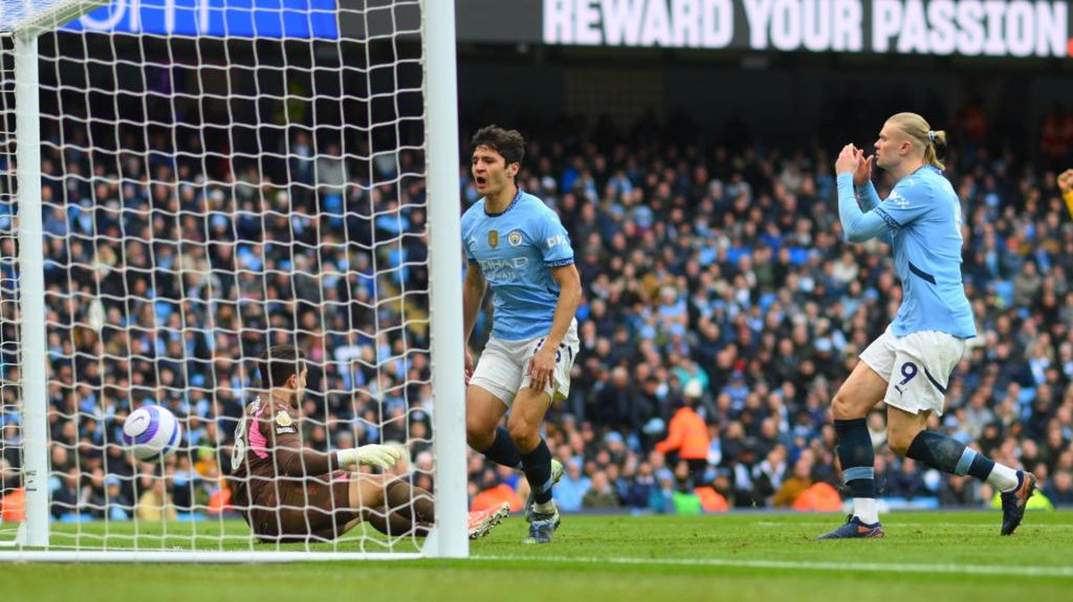 Gol bunuh diri Khusanov mengakibatkan City gagal mengalahkan Brighton. Foto: Getty Images/Neal Simpson/Allstar