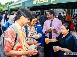 Ribuan Paket Buka Puasa Gratis di Unesa Diserbu Warga Kampus