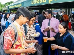 Ribuan Paket Buka Puasa Gratis di Unesa Diserbu Warga Kampus Ribuan Paket Buka Puasa Gratis di Unesa Diserbu Warga Kampus