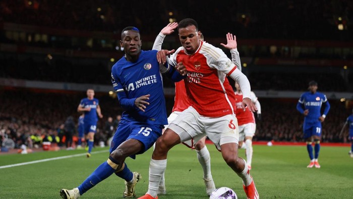 LONDON, ENGLAND - APRIL 23: Gabriel Magalhaes of Arsenal tangles with Nicolas Jackson of Chelsea during the Premier League match between Arsenal FC and Chelsea FC at Emirates Stadium on April 23, 2024 in London, England. (Photo by Marc Atkins/Getty Images) (Photo by Marc Atkins/Getty Images)