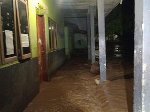 Puluhan Rumah Terendam Banjir di Flores Timur, Warga Tidur di Masjid
