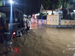 Tragedi Banjir Madiun Hanyutkan Warga yang Sedang Salat Magrib