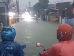 Cuaca Ekstrem di Jatim Bikin Biker Tertimpa Pohon-Hilang Terseret Arus