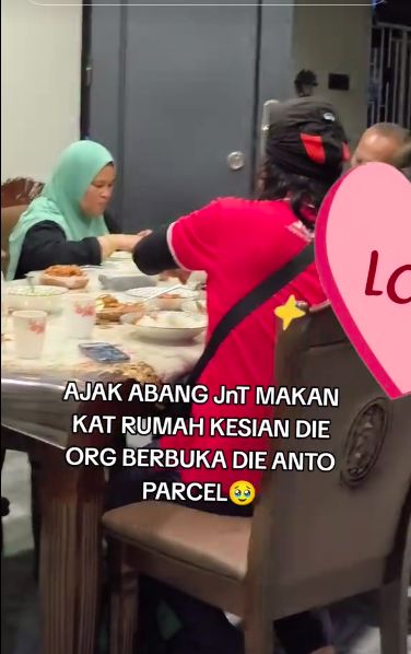 Bikin Haru, Keluarga Ini Ajak Kurir Paket Buka Puasa di Rumah