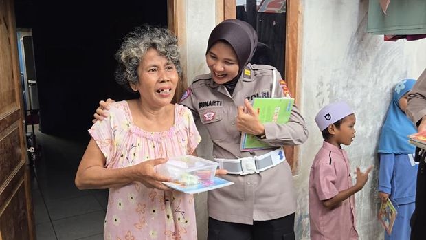 Ditlantas Polda Metro Jaya menggandeng komunitaa motor membagikan takjil hingga buku cerita anak kepada masyarakat di Jakut dan Jaksel. (dok Istimewa)