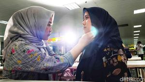 Edukasi Penggunaan Hijab di Stasiun LRT Jakarta Saat Ramadan