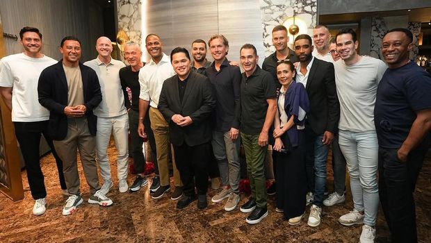 Erick Thohir Erick Thohir maka malam dengan tim pelatih Timnas Indonesia.