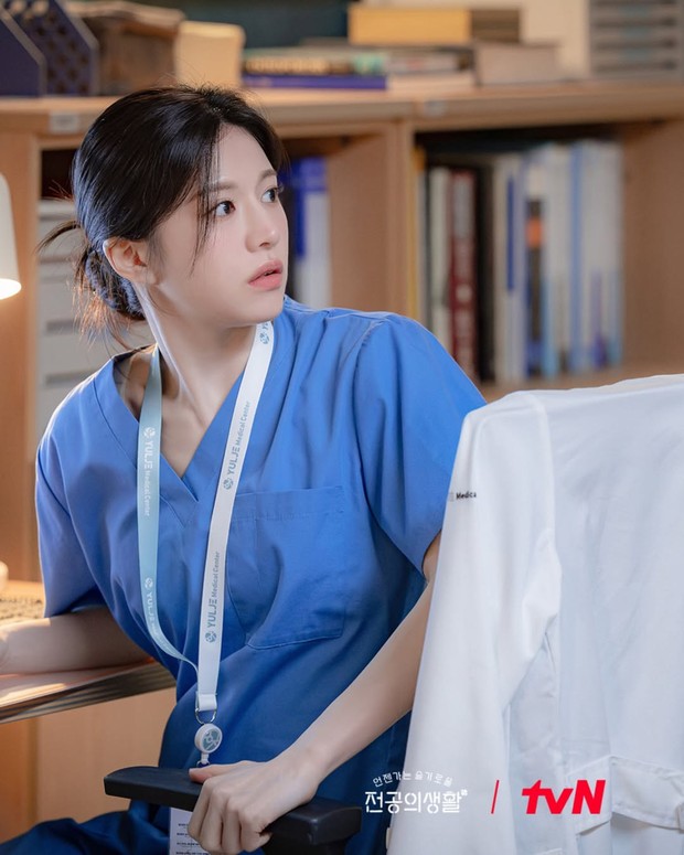 Go Youn Jung sebagai Oh Yi Young di 'Resident Playbook'/Foto: tvN Go Youn Jung sebagai Oh Yi Young di 'Resident Playbook'/Foto: tvN