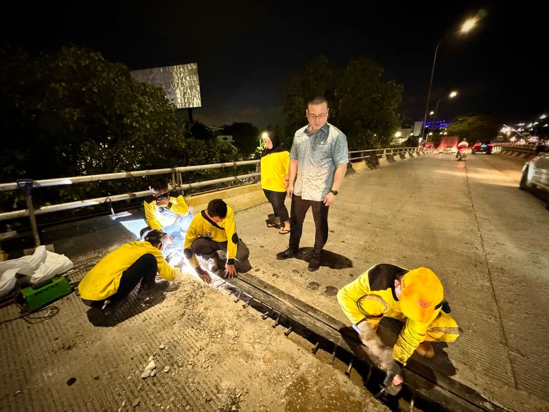 Anggota DPRD Jakarta Fraksi PDI Perjuangan Hardiyanto Kenneth Menemukan Plat Besi Rusak dan Bolong Besar di Jalan Layang Grogol, Jakarta Barat.