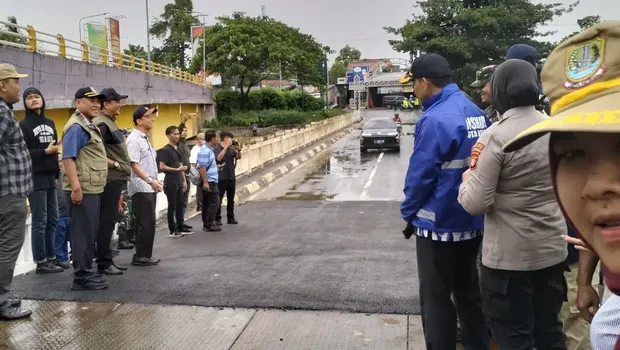 Jalan di dekat jembatan Kemang Pratama, Kota Bekasi yang sempat amblas akibat banjir besar, kini telah diperbaiki. Jalan kini bisa dilewati kendaraan. (dok Pemkot Bekasi)