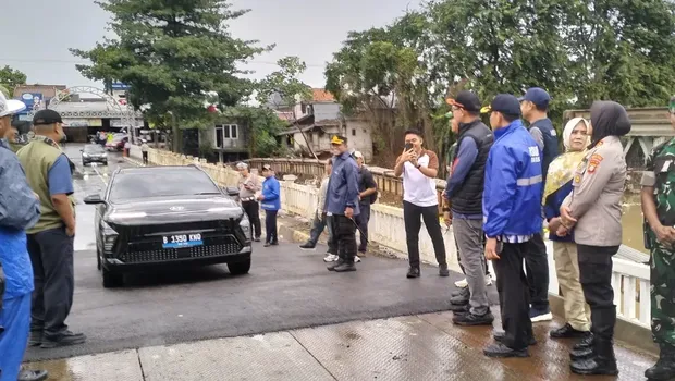 Jalan di dekat jembatan Kemang Pratama, Kota Bekasi yang sempat amblas akibat banjir besar, kini telah diperbaiki. Jalan kini bisa dilewati kendaraan. (dok Pemkot Bekasi)