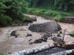 Banjir Flores Timur: Jalan Putus, Aktivitas Warga Lumpuh Banjir Flores Timur: Jalan Putus, Aktivitas Warga Lumpuh