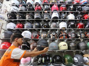 Jelang Mudik Lebaran, Penjualan Helm di Aceh Barat Meningkat