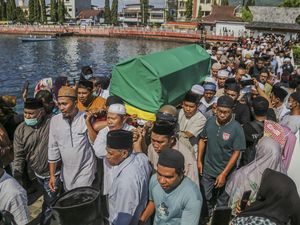 Jenazah Mantan Gubernur Maluku Utara Abdul Gani Kasuba Dikebumikan