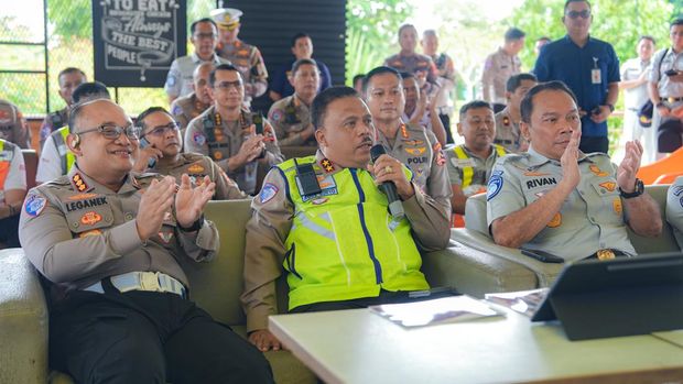 Kakorlantas Polri Irjen Agus Suryonugroho bersama jajaran meninjau kesiapan Operasi Ketupat 2025 di sepanjang Tol Jakarta-Merak. Foto: Dok. Istimewa.