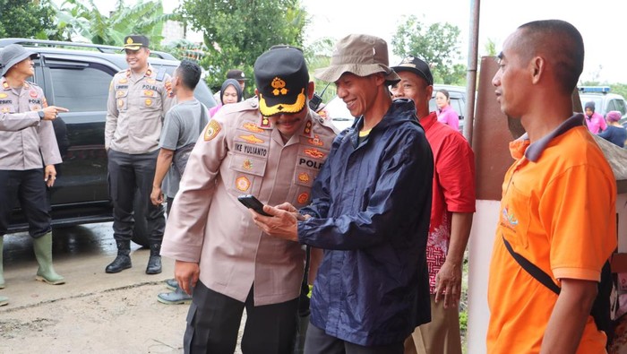 Kapolres Grobogan AKBP Ike Yulianto ketika mendatangi lokasi banjir. Foto diunggah Sabtu (15/3/2025). Kapolres Grobogan AKBP Ike Yulianto ketika mendatangi lokasi banjir. Foto diunggah Sabtu (15/3/2025).