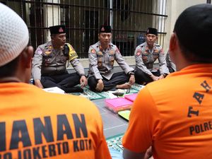 Momen Kapolres Mojokerto Kota Bukber dengan Tahanan Momen Kapolres Mojokerto Kota Bukber dengan Tahanan