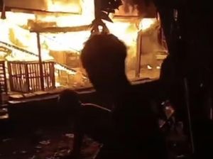 Sigapnya Polisi Gresik Bantu Padamkan Kebakaran Kandang Ayam Saat Tarawih Sigapnya Polisi Gresik Bantu Padamkan Kebakaran Kandang Ayam Saat Tarawih