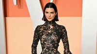 Adu Gaya 7 Artis Pakai Lace Dress Transparan, Emma Stone hingga Lisa BLACKPINK
