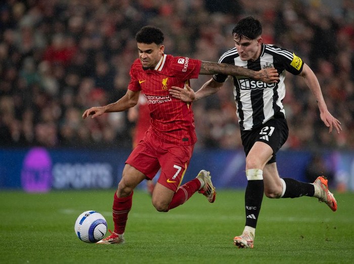LIVERPOOL, ENGLAND - FEBRUARY 26: Luis Diaz of Liverpool is challenged by Tino Livramento of Newcastle United during the Premier League match between Liverpool FC and Newcastle United FC at Anfield on February 26, 2025 in Liverpool, England. (Photo by Joe Prior/Visionhaus via Getty Images)