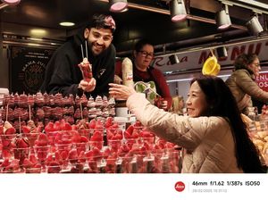 Memotret Aneka Gaya Orang di Barcelona, Makin Asyik Pakai Xiaomi 15 Memotret Aneka Gaya Orang di Barcelona, Makin Asyik Pakai Xiaomi 15