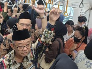 Menteri Abdul Muti Desak-desakan Naik Transportasi Umum Menteri Abdul Muti Desak-desakan Naik Transportasi Umum