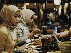 Pegawai Resto Sedih Dimarahi Pelanggan Muslim Saat Buka Puasa