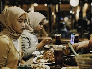 Pegawai Resto Sedih Dimarahi Pelanggan Muslim Saat Buka Puasa Pegawai Resto Sedih Dimarahi Pelanggan Muslim Saat Buka Puasa