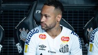 Neymar (Santos). Menurut sejumlah laporan, Neymar masih memendam asa balik ke Barca dan kepindahan masih menjadi sebuah kemungkinan mengingat kontraknya di Santos akan habis pada musim panas. Foto: Future Publishing via Getty Imag/GocherImagery