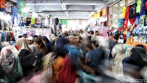 Pasar Tanah Abang Mulai Ramai Jelang Lebaran