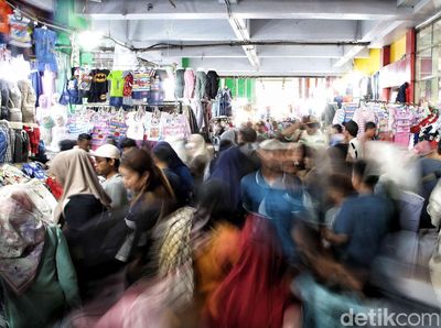 Pasar Tanah Abang Mulai Ramai Jelang Lebaran