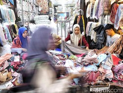 Cerita Warga Tak Kuat Desak-desakan Berburu Baju Lebaran di Tanah Abang