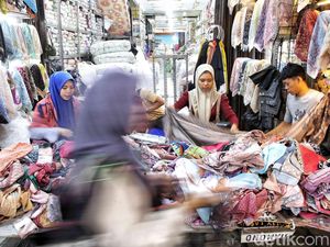 Cerita Warga Tak Kuat Desak-desakan Berburu Baju Lebaran di Tanah Abang Cerita Warga Tak Kuat Desak-desakan Berburu Baju Lebaran di Tanah Abang
