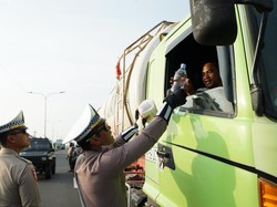 Tim Patroli Siwalan Bagi-bagi Takjil di Jalur Pantura Tuban