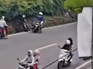 Video: Viral Oknum Patwal di Puncak Pepet Pemotor Berujung Pencopotan Video: Viral Oknum Patwal di Puncak Pepet Pemotor Berujung Pencopotan