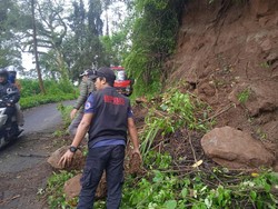 Pembersihan Titik Longsor Tutup Jalur Gunung Bromo Baru 20 Persen