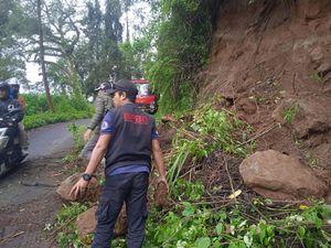 Pembersihan Titik Longsor Tutup Jalur Gunung Bromo Baru 20 Persen Pembersihan Titik Longsor Tutup Jalur Gunung Bromo Baru 20 Persen