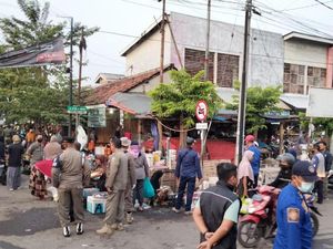 Petugas Gabungan Tertibkan Pedagang yang Bandel di Pasar Semampir Probolinggo Petugas Gabungan Tertibkan Pedagang yang Bandel di Pasar Semampir Probolinggo